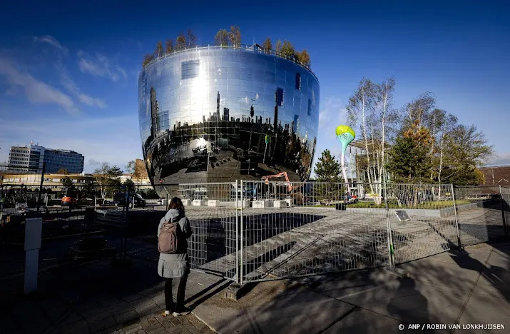 koning opent spiegeldepot van boijmans