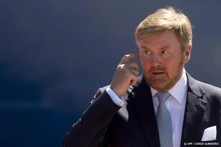 koning weer in nederland voor ontvangst rutte na val kabinet