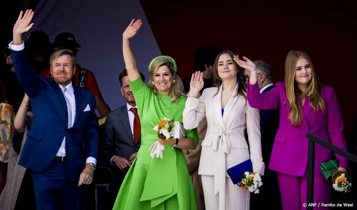koning willem alexander en gezin vieren koningsdag in emmen