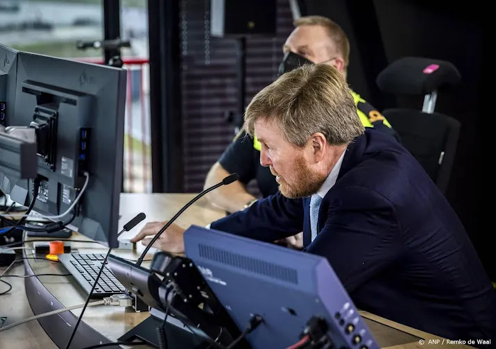 koning willem alexander opent grootste zeesluis ter wereld