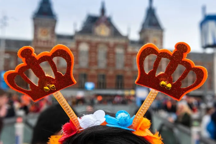 koningsdag amsterdam druk en weinig wanklank