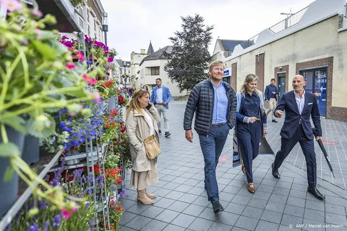koningspaar brengt verrassingsbezoek aan valkenburg