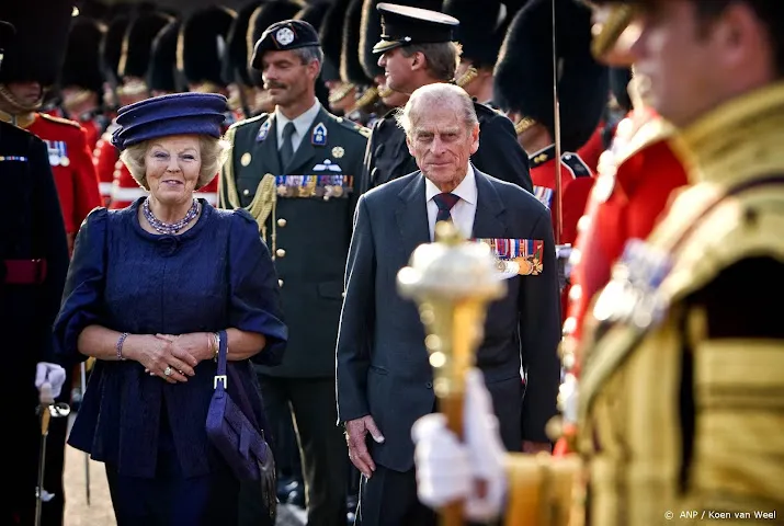 koningspaar en beatrix naar herdenkingsdienst prins philip
