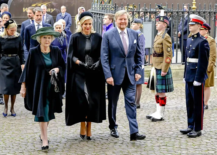 koningspaar en prinses beatrix naar uitvaart koningin elizabeth
