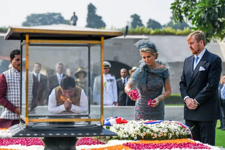 koningspaar legt krans bij monument gandhi