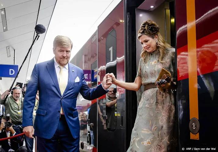 koningspaar per trein gearriveerd in brussel voor staatsbezoek