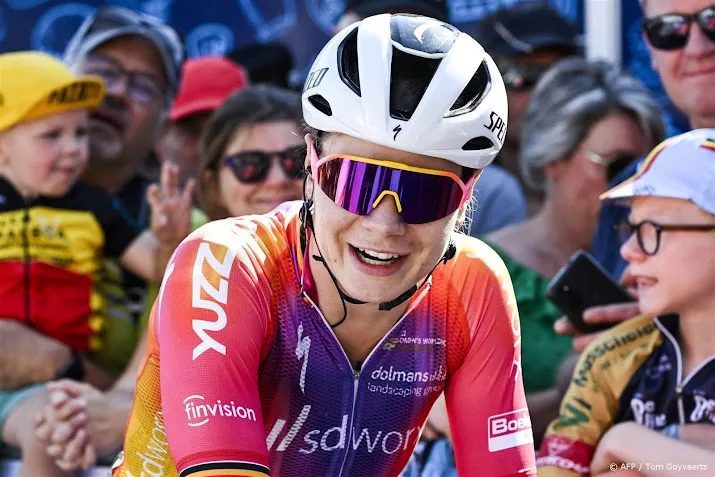 kopecky sprak al over gele trui met vrienden