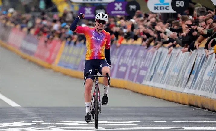 kopecky start zonder vollering maar met wiebes in parijs roubaix