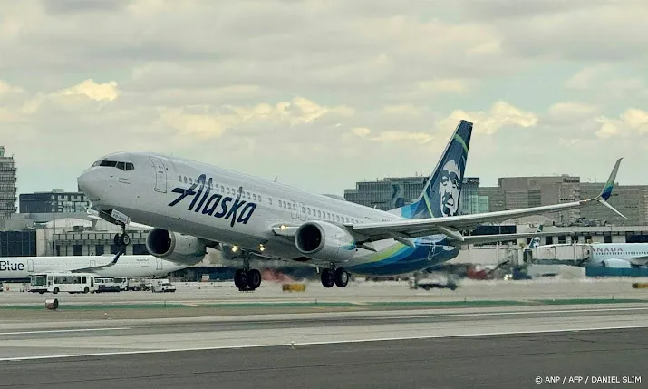 krant alaska airlines gewaarschuwd voor toestel dat deur verloor