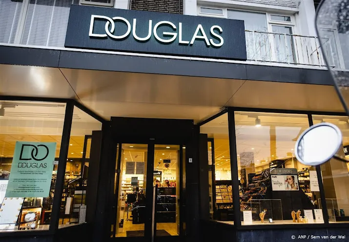krant douglas eigenaar stelt beursgang amsterdam uit