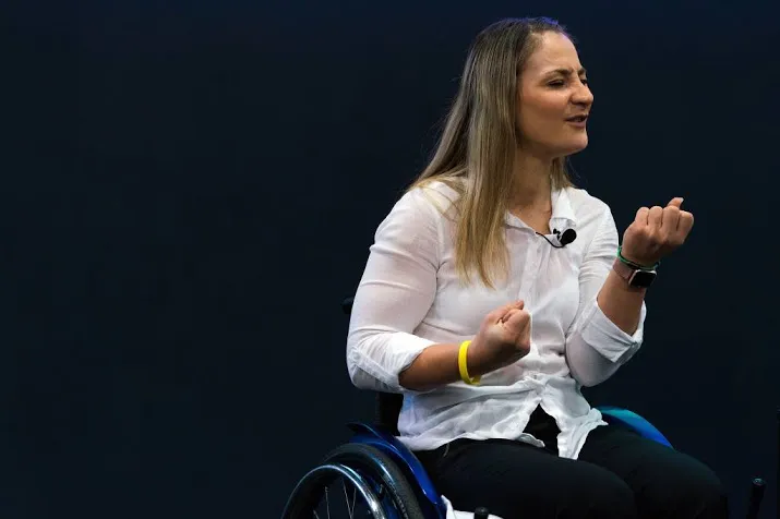 kristina vogel kijkt na ongeluk alleen vooruit