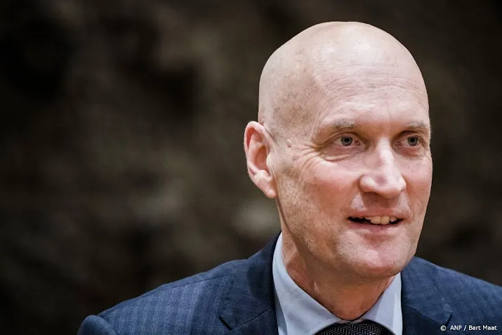 kuipers gaat advies over afzien boosterprik jongeren bestuderen