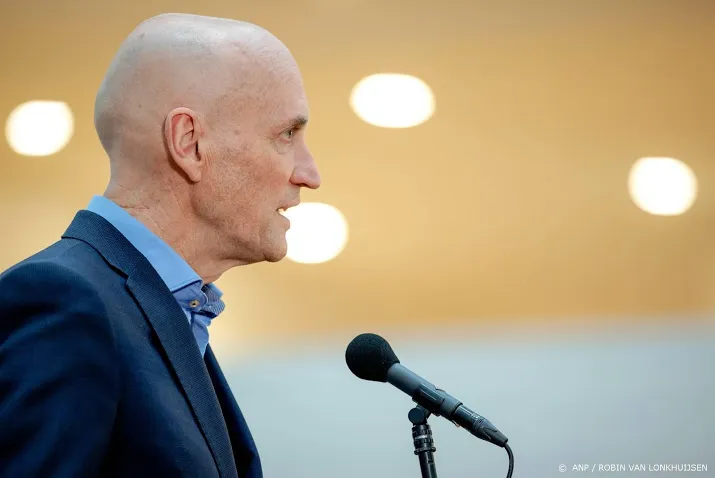 kuipers keek met afgrijzen naar relschoppers bij ziekenhuis