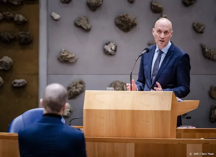 kuipers veroordeelt aanvallen uit de kamer op zijn ambtenaren