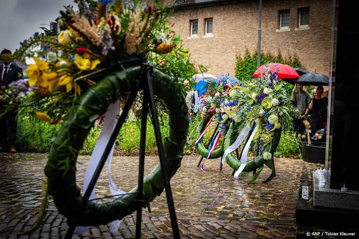 kunstenaar siwani maakt slavernijmonument den haag
