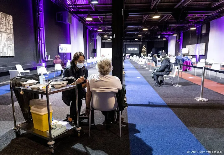 kwartier wachten na boosterprik blijft gelden