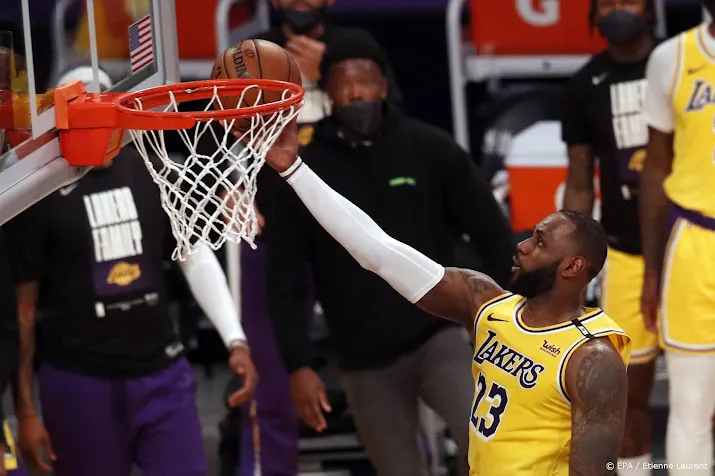 la lakers verliest ondanks honderdste triple double lebron james