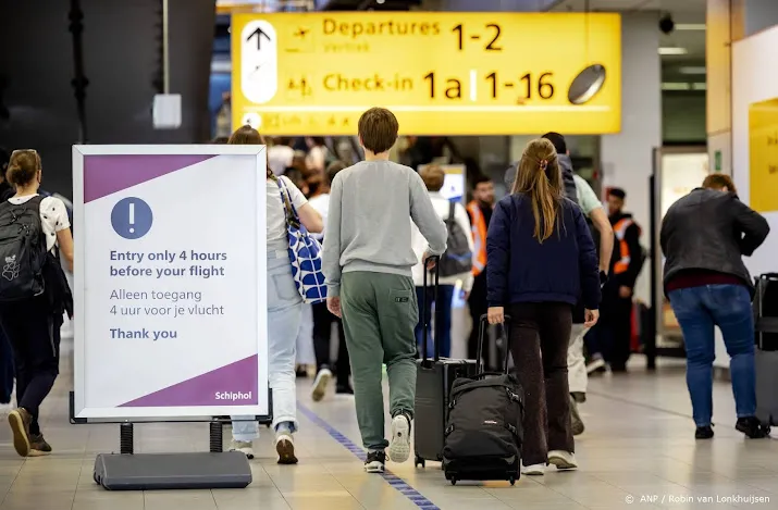 lange rijen schipholpassagiers in de zon maar loopt goed door