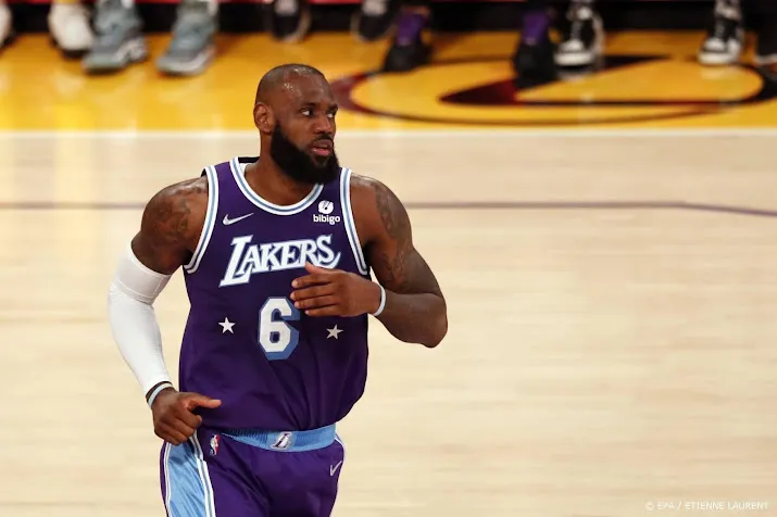 lebron james gaat voor 2 jaar bijtekenen bij la lakers in nba