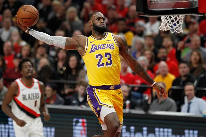 lebron james helpt la lakers aan zege