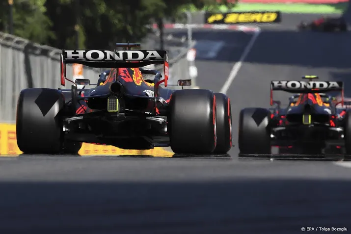 leclerc pakt met crash pole in bakoe derde startplek verstappen