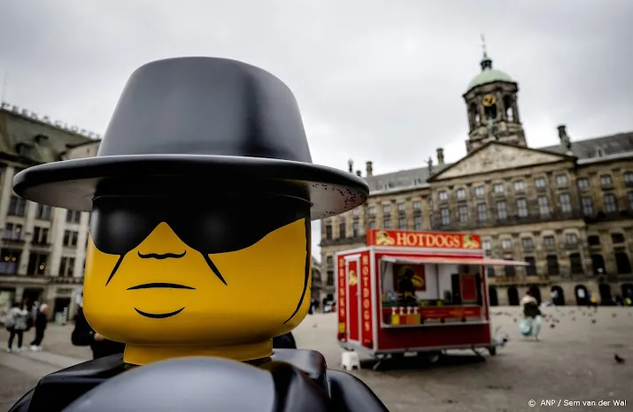 legobeeld andre hazes duikt op in friese oldeberkoop