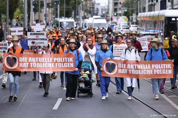 letzte generation met 100 activisten naar klimaatprotest a12