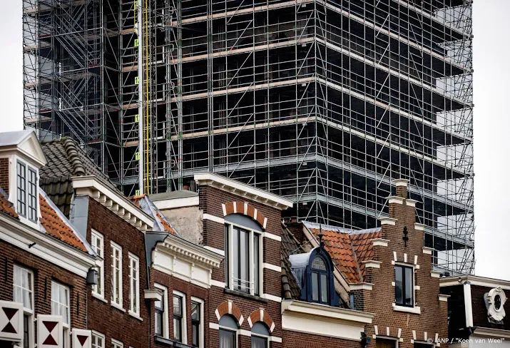 lift naast ingepakte domtoren brengt bezoeker naar boven