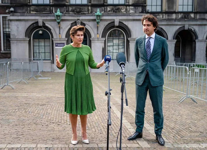 links boos op kabinet om financiering hoger zorgsalaris