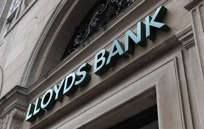 lloyds moet pensioenen gelijktrekken