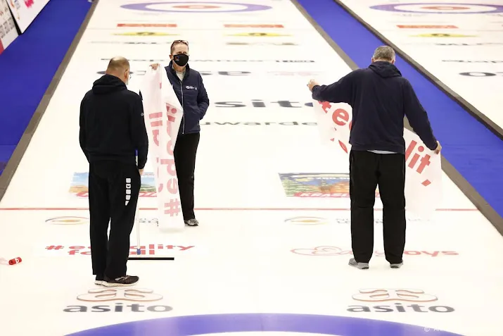 logo easytoys na ophef weg uit ijs bij okt curling in leeuwarden