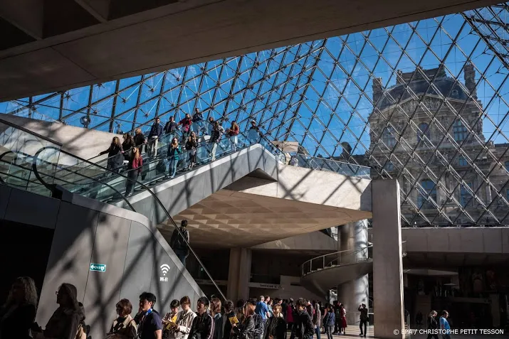 louvre breekt met omstreden mecenassen