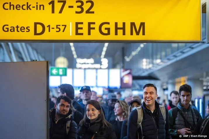 luchtvaartsector om tafel met schiphol over chaos op luchthaven