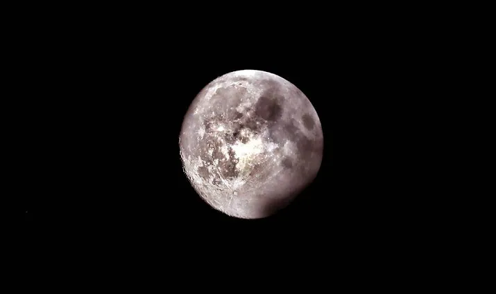 maan kleurt rood door totale verduistering