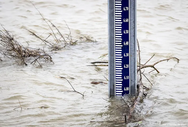 maas nog gestremd voor scheepvaart hoogwaterpiek voorbij
