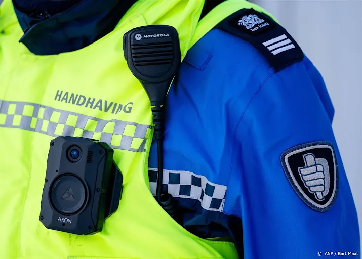 man bijt boa in gezicht in breda