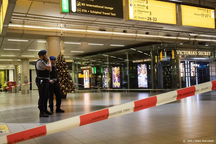 man die gevaarlijke stoffen zei te hebben op schiphol aangehouden