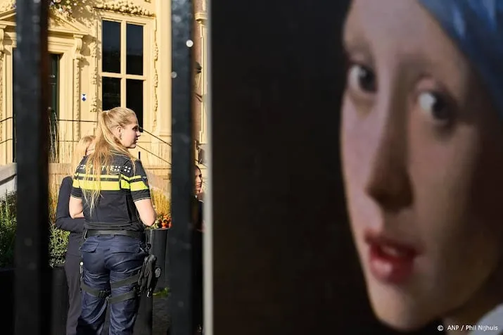 man die zich vastplakte aan schilderij vermeer is bekende activist