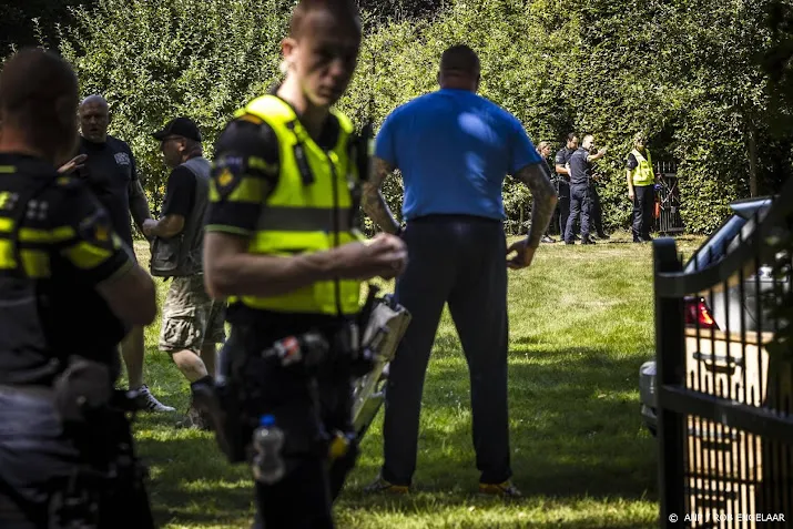 man dood door metalen bal op highland games