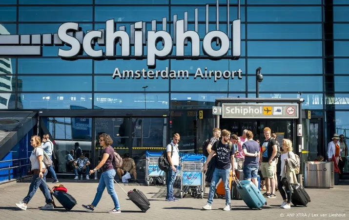 man met kapmes aangehouden op schiphol plaza