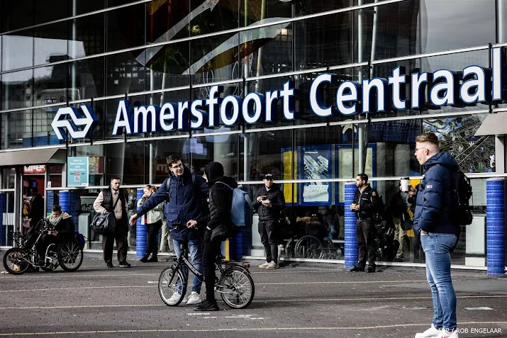 man opgepakt op station amersfoort om bedreigen reiziger met wapen