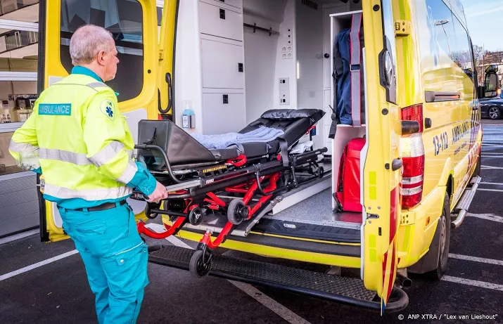 man raakt bekneld door zijn auto en komt om in de mortel