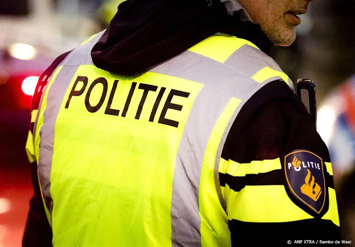 man steekt twee personen neer in cafe in vlissingen