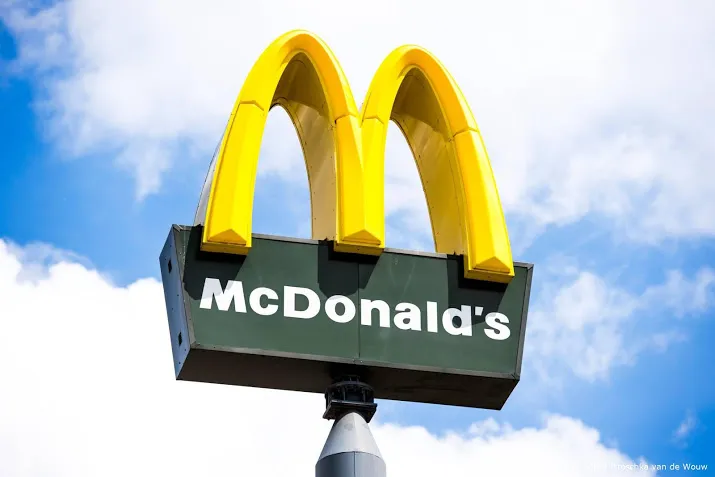 man valt in slaap in mcdonalds en zit vast