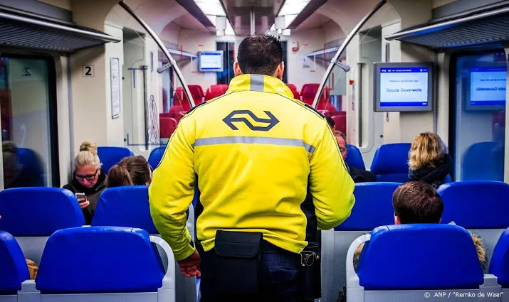 man zonder vervoersbewijs slaat ns controleur