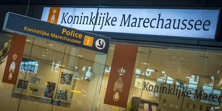 marechaussee schiphol voorbereid op drukke meivakantie