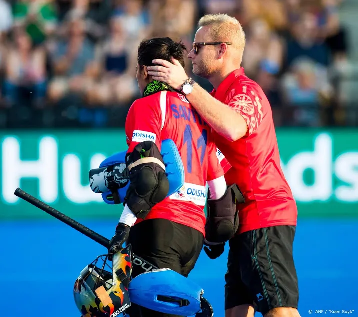 marijne met hockeysters india naar tokio