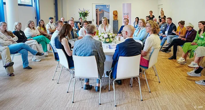 maxima praat met studenten over mentale gezondheid