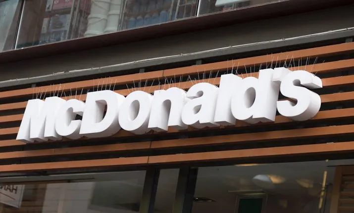 mcdonalds haalt cheeseburger uit happy meal