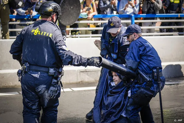 me begint klimaatdemonstranten van a12 te verwijderen